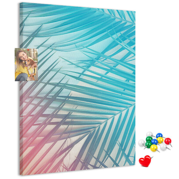 Memobord van kurk met tropische palmbladeren in pasteltinten