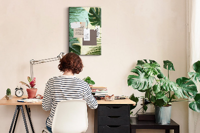 Kurken prikbord met een ontwerp van palmbladeren op een pastelkleurige achtergrond