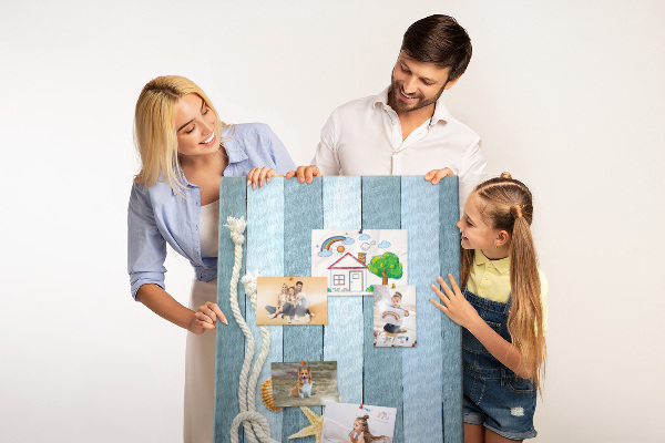 Kurken memobord met een maritieme uitstraling voorzien van blauwe planken en een schelp