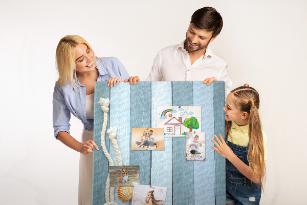 Kurken memobord met een maritieme uitstraling voorzien van blauwe planken en een schelp