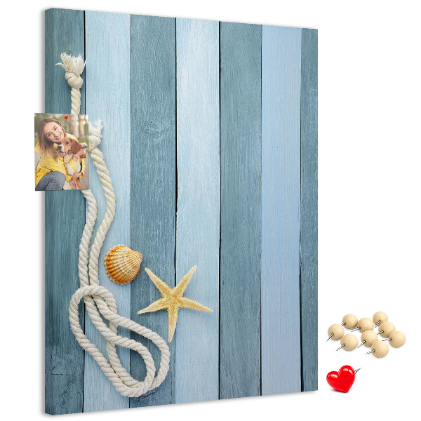 Kurken memobord met een maritieme uitstraling voorzien van blauwe planken en een schelp