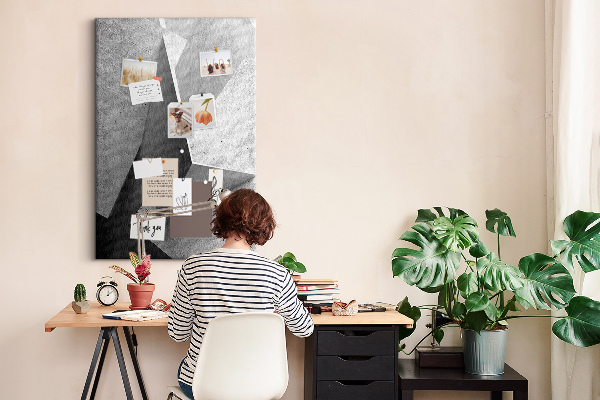 Prikbord van kurk met betongeometrie in grijstinten