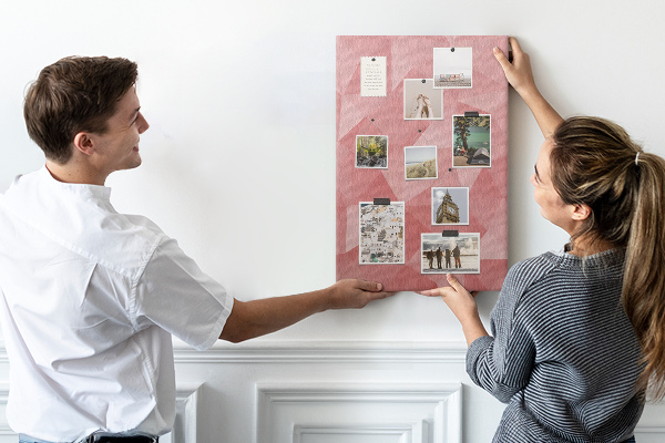 Kurken memobord met abstract roze geometrisch driehoekspatroon
