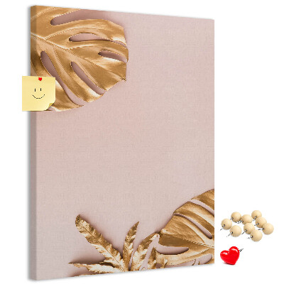Memobord van kurk met gouden blaadjes op een zachtroze achtergrond