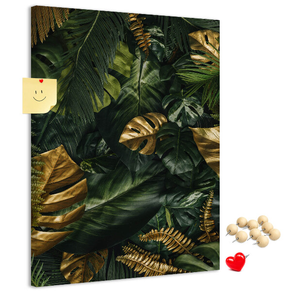 Memobord van kurk met gouden bladeren in een tropische plantencompositie