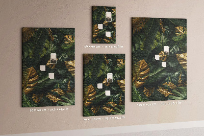 Memobord van kurk met gouden bladeren in een tropische plantencompositie