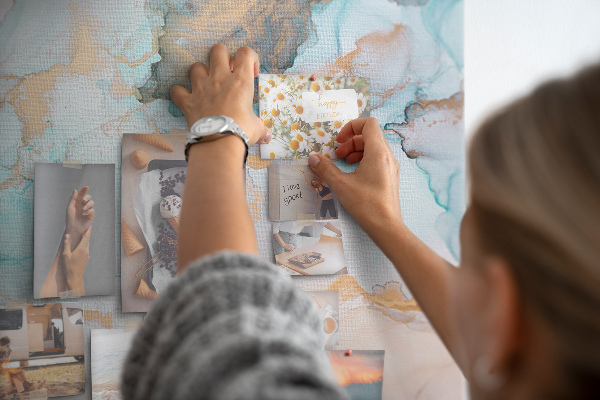 Prikbord van kurk met fijne aquarelverf in blauwe tinten