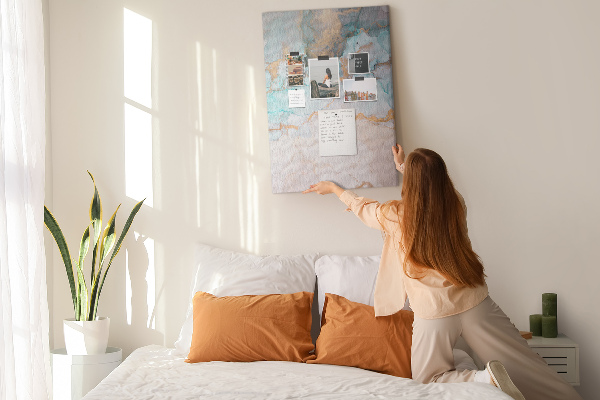 Prikbord van kurk met fijne aquarelverf in blauwe tinten