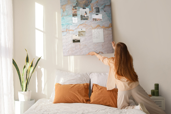 Prikbord van kurk met fijne aquarelverf in blauwe tinten