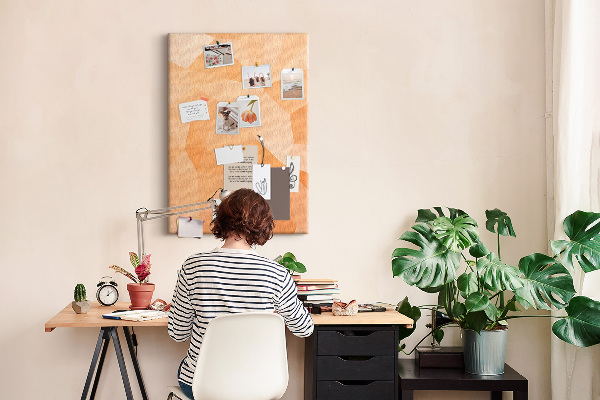 Kurk prikbord met geometrische vormen in oranje en beige tinten