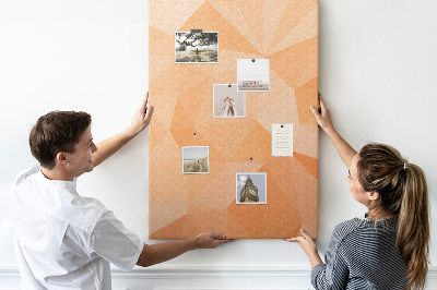 Kurk prikbord met geometrische vormen in oranje en beige tinten