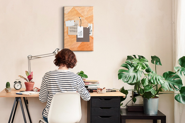 Kurk prikbord met geometrische vormen in oranje en beige tinten