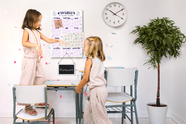 Kurken memobord verjaardagskalender met kleurrijke ballonnen