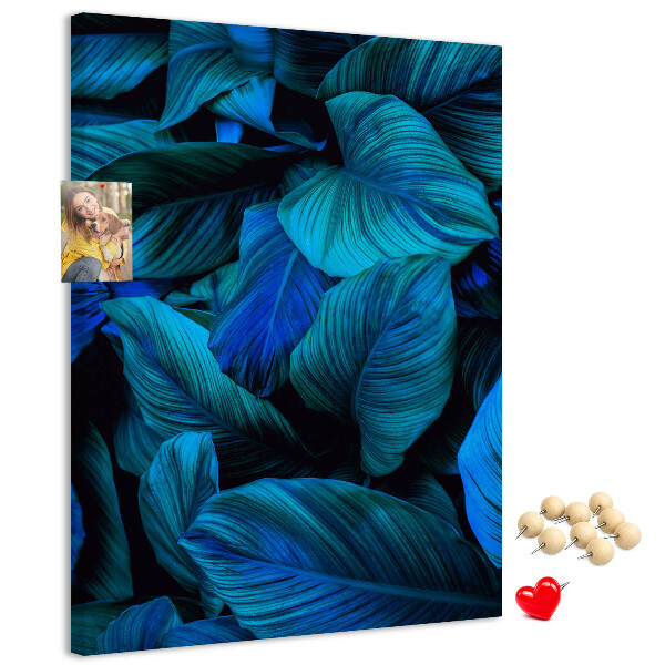 Memobord van kurk met nachtbladeren in verschillende tinten blauw
