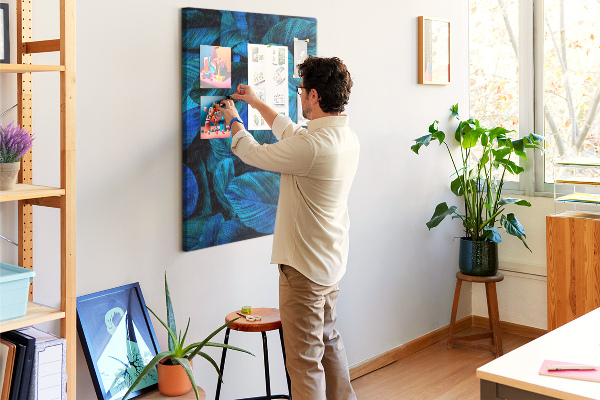 Memobord van kurk met nachtbladeren in verschillende tinten blauw