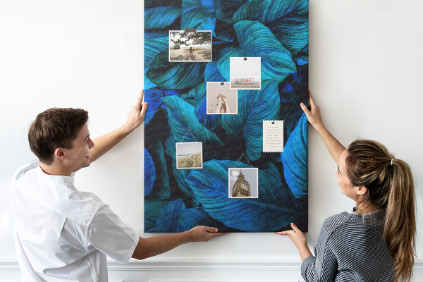 Memobord van kurk met nachtbladeren in verschillende tinten blauw