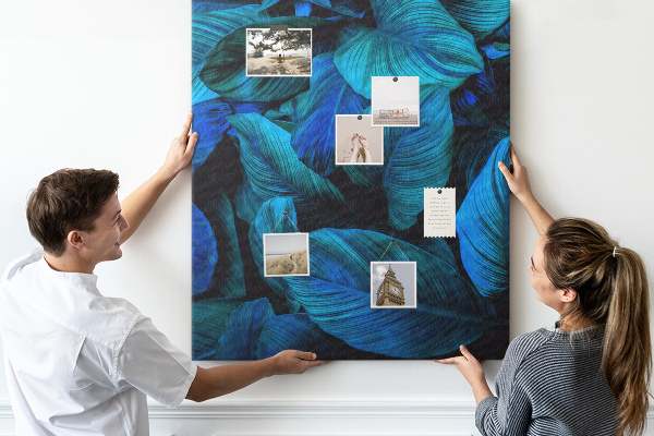 Memobord van kurk met nachtbladeren in verschillende tinten blauw