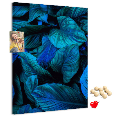 Memobord van kurk met nachtbladeren in verschillende tinten blauw