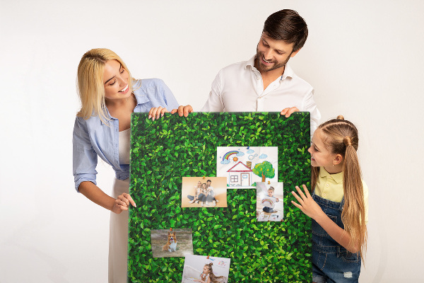 Kurk memobord met decoratieve groene bladeren