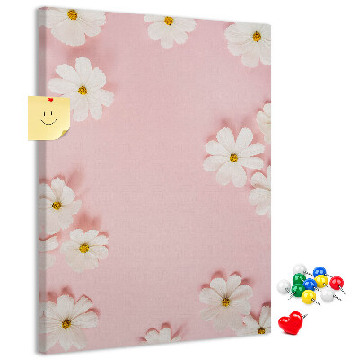 Kurken prikbord met roze achtergrond en witte madeliefjes