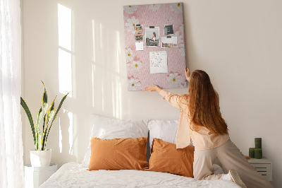 Kurken prikbord met roze achtergrond en witte madeliefjes