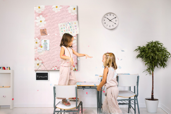 Kurken prikbord met roze achtergrond en witte madeliefjes