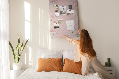 Kurken prikbord met roze achtergrond en witte madeliefjes