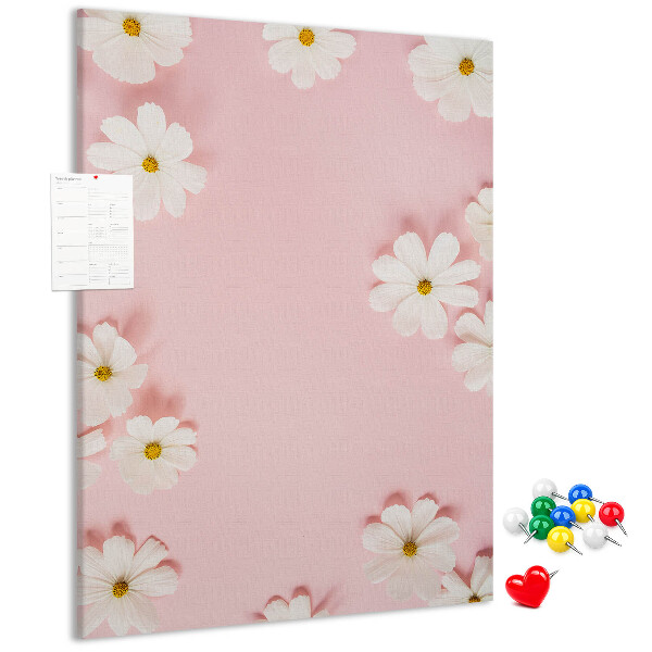 Kurken prikbord met roze achtergrond en witte madeliefjes
