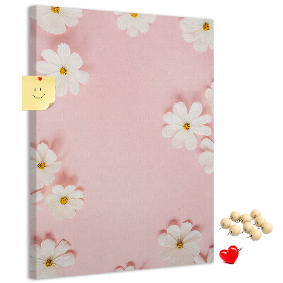 Kurken prikbord met roze achtergrond en witte madeliefjes