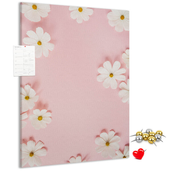 Kurken prikbord met roze achtergrond en witte madeliefjes