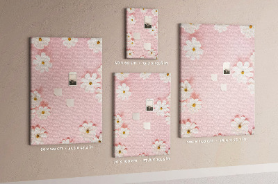Kurken prikbord met roze achtergrond en witte madeliefjes