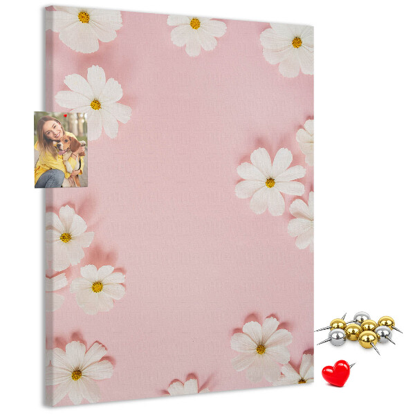 Kurken prikbord met roze achtergrond en witte madeliefjes