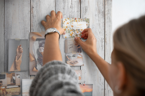 Memobord van kurk in grijstinten met een houtlook