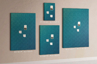 Kurken prikbord met geometrische blauwtinten op de achtergrond