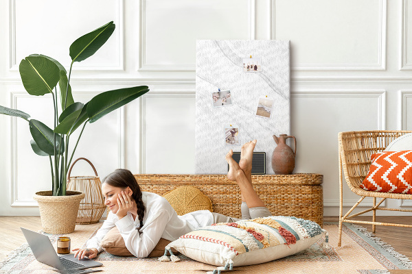 Kurken memobord met elegant grijs marmerpatroon