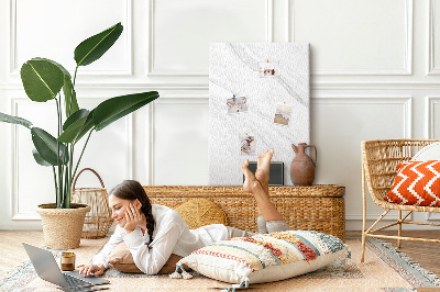 Kurken memobord met elegant grijs marmerpatroon