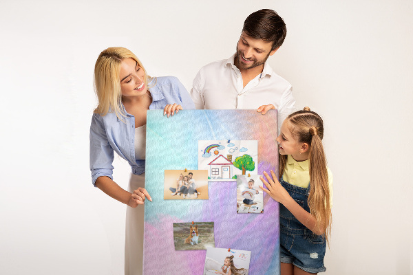 Kurken memobord met fijne veertjes in pastelkleuren