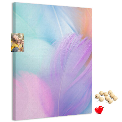 Kurken memobord met fijne veertjes in pastelkleuren