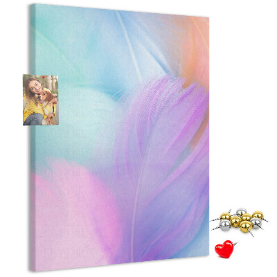 Kurken memobord met fijne veertjes in pastelkleuren