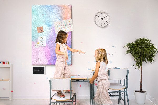 Kurken memobord met fijne veertjes in pastelkleuren