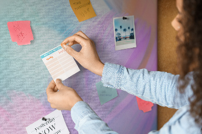 Kurken memobord met fijne veertjes in pastelkleuren