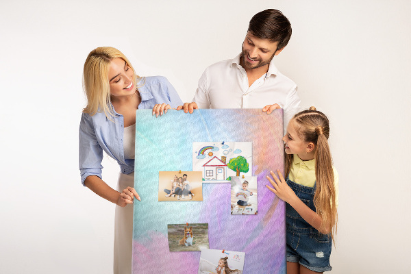 Kurken memobord met fijne veertjes in pastelkleuren