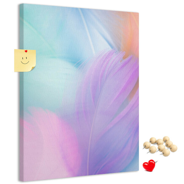 Kurken memobord met fijne veertjes in pastelkleuren