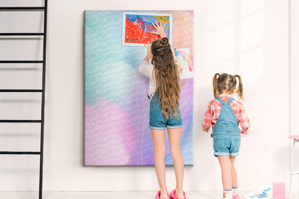 Kurken memobord met fijne veertjes in pastelkleuren