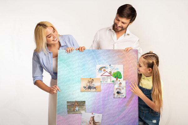 Kurken memobord met fijne veertjes in pastelkleuren