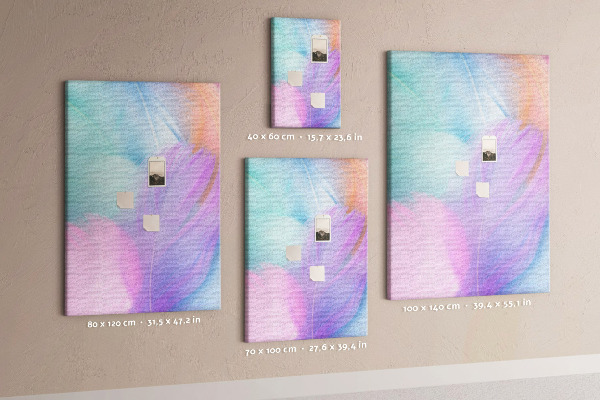 Kurken memobord met fijne veertjes in pastelkleuren