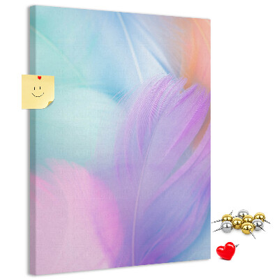 Kurken memobord met fijne veertjes in pastelkleuren