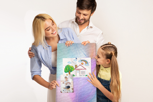 Kurken memobord met fijne veertjes in pastelkleuren