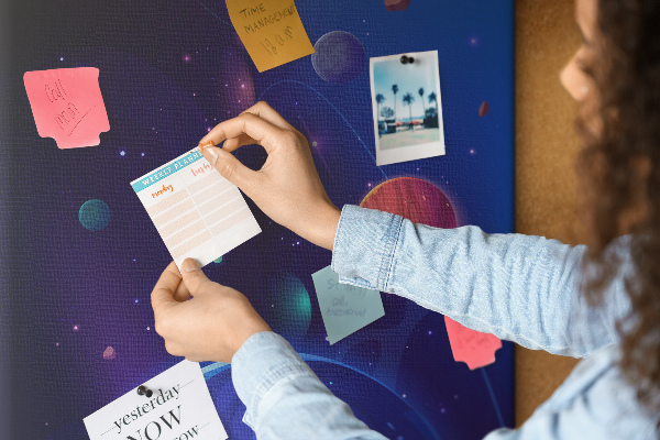 Prikbord van kurk met een ruimtelandschap met planeten en asteroïden