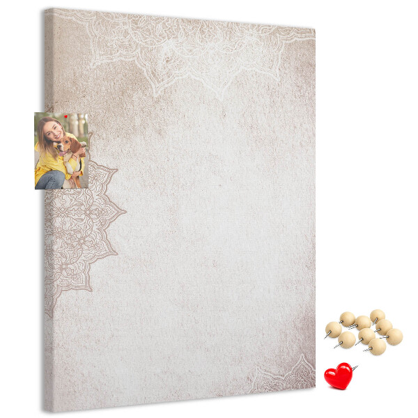 Kurken memobord met een verfijnd mandala-patroon op een lichte achtergrond